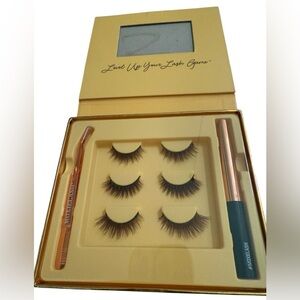 the MoxieLash Honey Kit, a set of magnetic eyelashes with Applicator